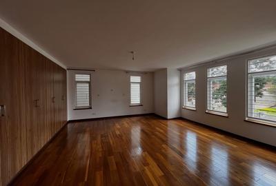 5 Bed Townhouse with En Suite at Lavington - 4