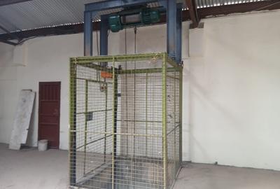 28,000 ft² Warehouse with Parking in Industrial Area - 2
