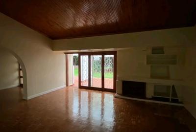 4 Bed Villa in Rosslyn - 3