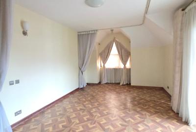 4 Bed Townhouse with En Suite at Lavington - 4