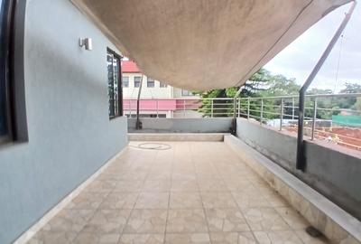 5 Bed Townhouse with En Suite at Lavington - 4