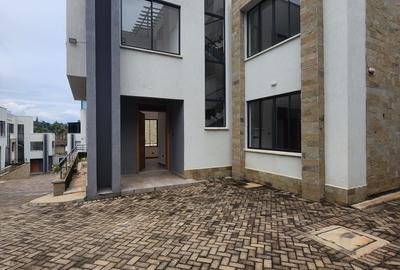 5 Bed Villa with En Suite in Lavington - 4