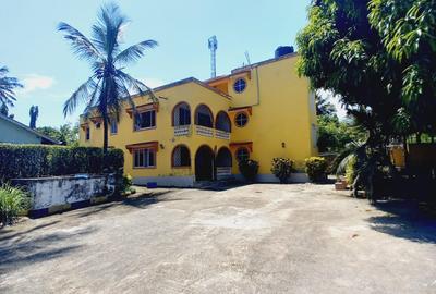 5 Bed Townhouse with En Suite in Bamburi - 2