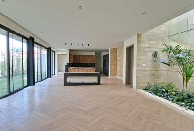 5 Bed Villa with En Suite in Spring Valley - 4