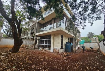 5 Bed Townhouse with En Suite in Lavington - 2