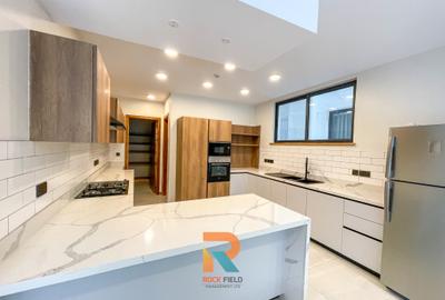 Furnished 4 Bed Apartment with En Suite in Spring Valley - 3