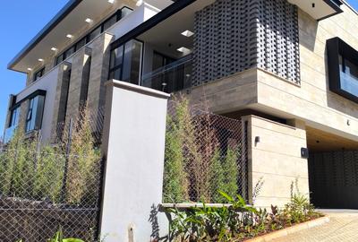 5 Bed Villa with En Suite in Kyuna