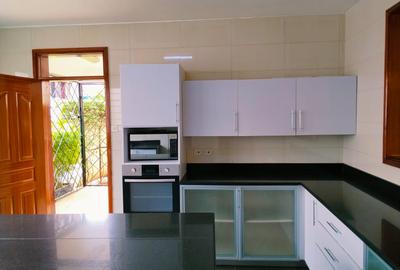 5 Bed Villa with En Suite in Lavington - 4