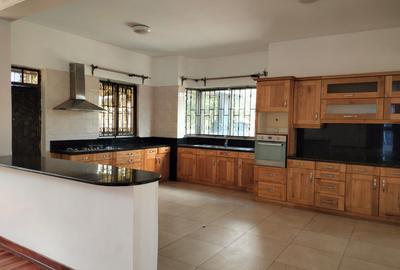 5 Bed Townhouse with Swimming Pool in Spring Valley - 2