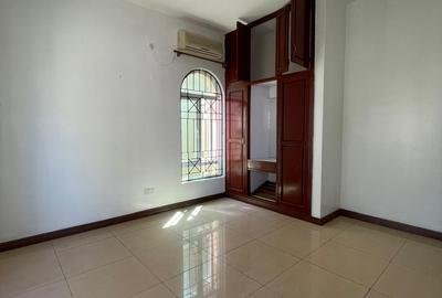 5 Bed Villa with En Suite in Nyali Area - 4