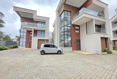 5 Bed Townhouse with En Suite at Lavington Green - 3