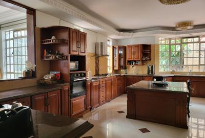6 Bed House with En Suite in Nyari - 2