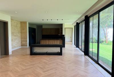 5 Bed Townhouse with En Suite in Spring Valley - 4