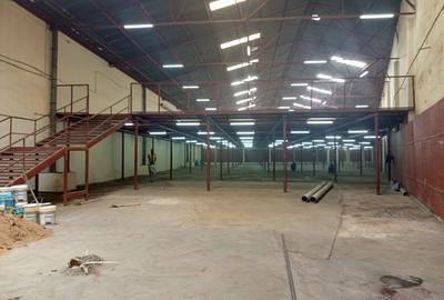 28,000 ft² Warehouse with Parking in Industrial Area - 4