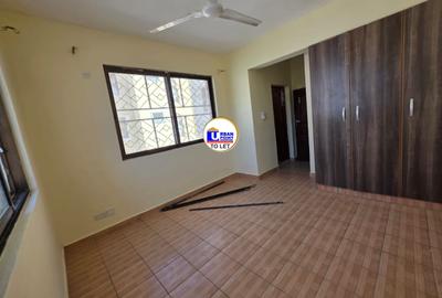 3 Bed Apartment with En Suite at Links Road - 3