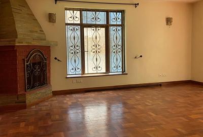 6 Bed Townhouse with En Suite at Near State House Road