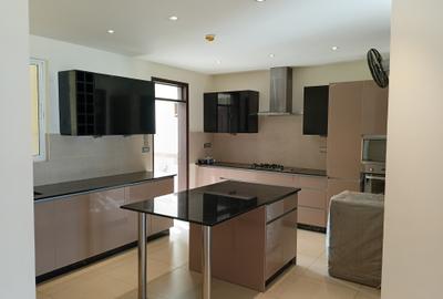 Serviced 2 Bed Apartment with En Suite at Links Road - 3