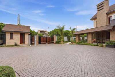 5 Bed House with En Suite in Runda - 2