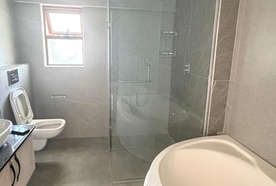 3 Bed Apartment with En Suite in Lavington - 4