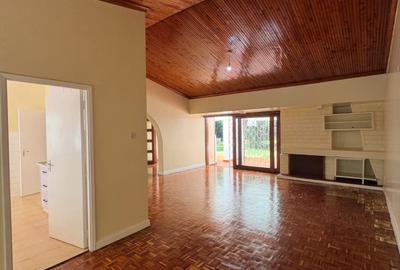 4 Bed House with En Suite in Rosslyn - 2