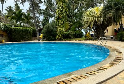 Serviced 2 Bed Apartment with En Suite at Beach Front - 4