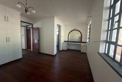 5 Bed House with En Suite in Ridgeways - 4