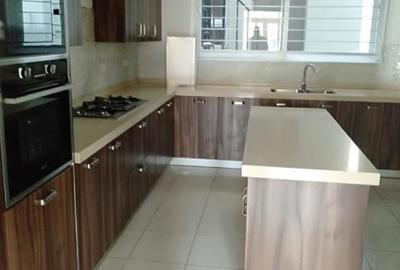 5 Bed Townhouse with En Suite at Lavington - 4