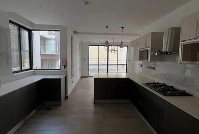 5 Bed Townhouse with En Suite in Lavington - 3