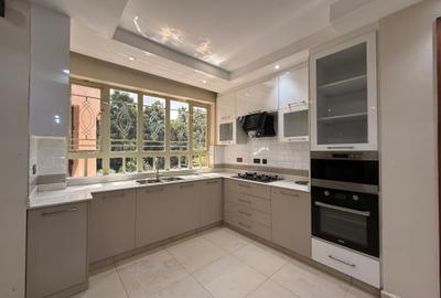 6 Bed House with En Suite in Nyari - 3