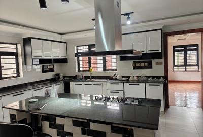 5 Bed House with En Suite in Runda - 3