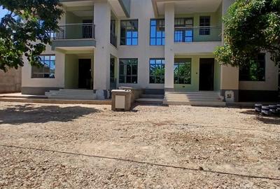 5 Bed House in Garden Estate - 2