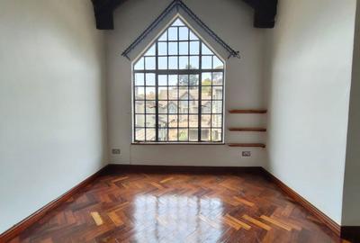 5 Bed Townhouse with En Suite in Lavington - 2
