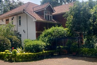 6 Bed House at Rosslyn Lone Tree - 2