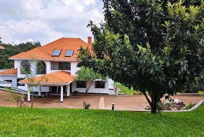 5 Bed House with En Suite in Ridgeways