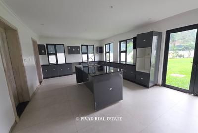 6 Bed House with Garden in Runda - 3