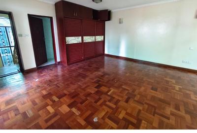 5 Bed Villa with En Suite in Lavington - 4