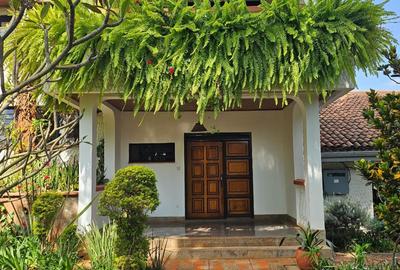 5 Bed House with En Suite in Runda - 2