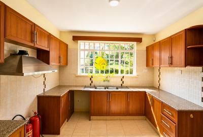 4 Bed House with En Suite in Rosslyn - 4