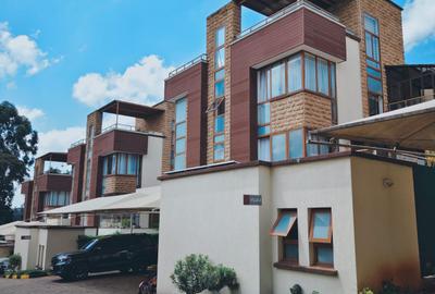 6 Bed Villa with En Suite in Lavington - 2