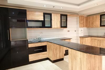 5 Bed Townhouse with En Suite in Lavington - 2
