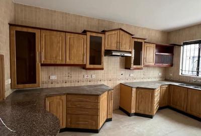 4 Bed Townhouse with En Suite in Spring Valley - 2