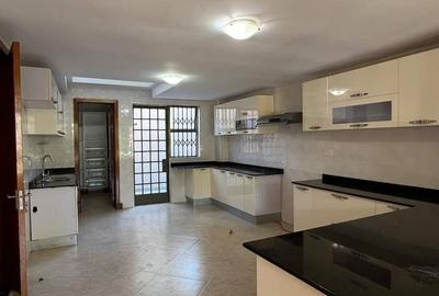 5 Bed Townhouse with En Suite in Lavington - 3