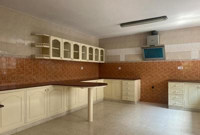 5 Bed Townhouse with En Suite in Spring Valley - 4