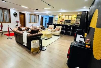6 Bed House with En Suite in Lavington - 3