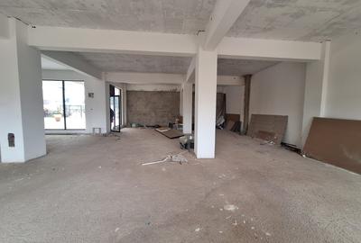 1,532 ft² Commercial Property with Service Charge Included in Thome
