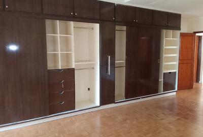 5 Bed Townhouse with En Suite in Lavington - 3