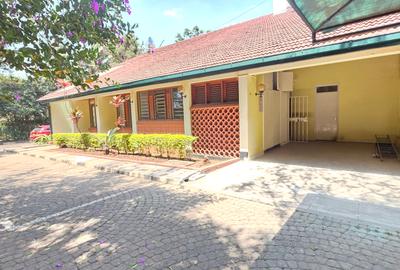 4 Bed House with En Suite in Lavington - 2