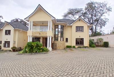 4 Bed Townhouse with En Suite at Lavington - 2