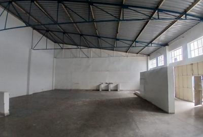 3,000 ft² Warehouse with Parking in Industrial Area