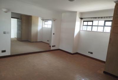 5 Bed House with En Suite in Lavington